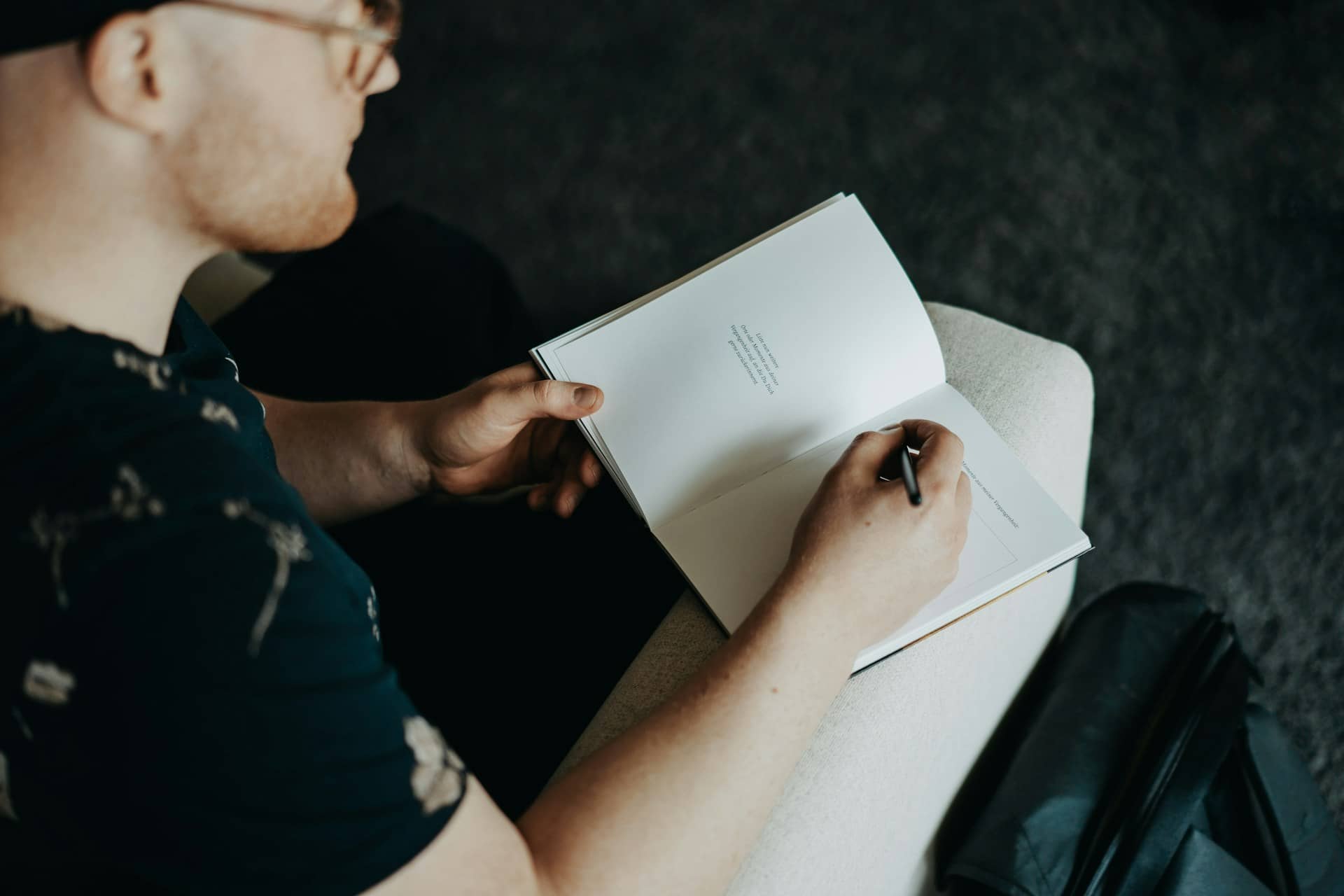 Een foto van een man die in zijn planner aan het schrijven is. Hij houdt zich bezig met een goede mindset als ondernemer.